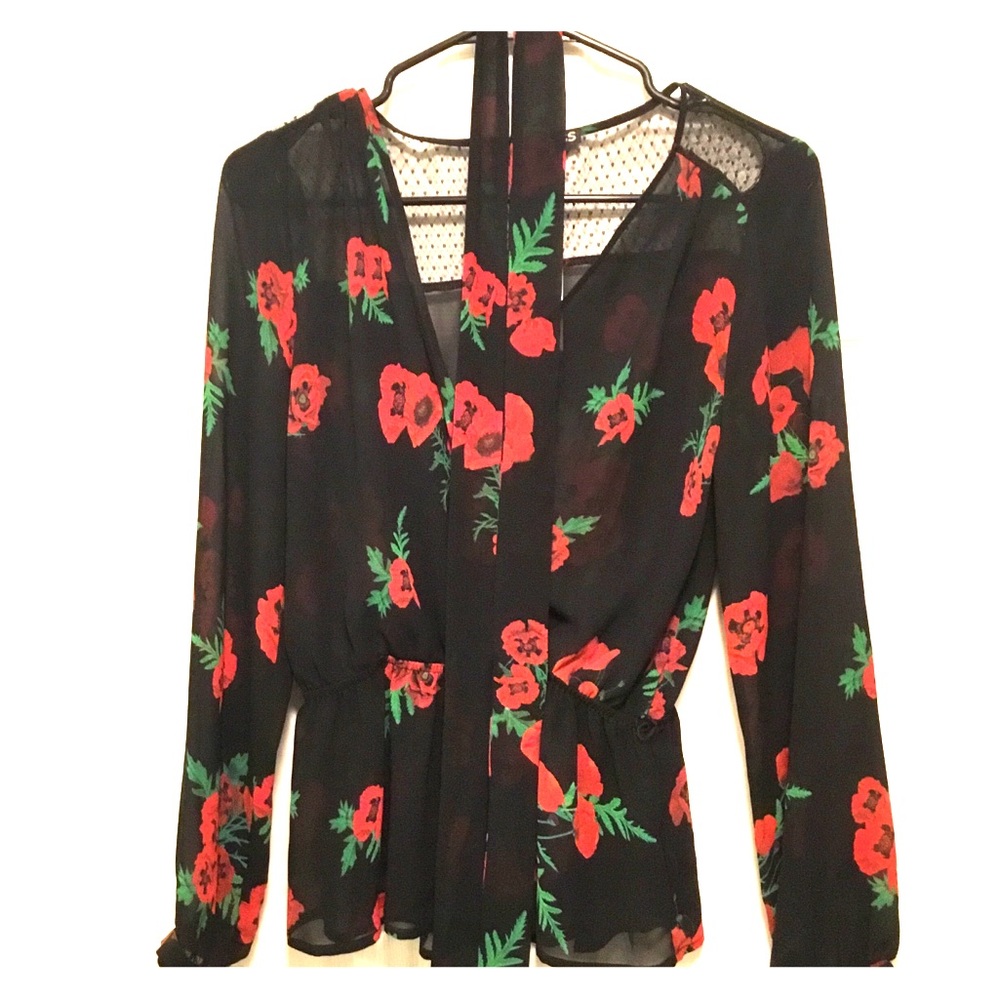 Express Black & Flower Top w/ removable belt. NWT